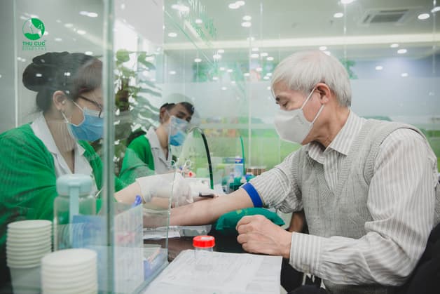 xét nghiệm máu vào buổi sáng