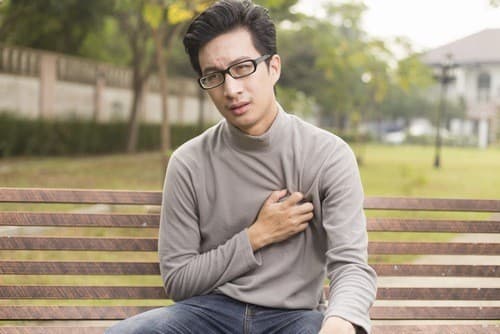 Dừng ngay hoạt động khi xuất hiện cơn đau thắt ngực
