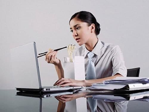 Thường xuyên ăn những thực phẩm béo, chế biến sẵn, chứa nhiều chất bảo quản, phụ gia, phẩm màu, ăn những đồ cay nóng... sẽ làm tăng nguy cơ mắc viêm đại tràng.