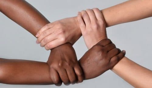 Bệnh viêm đại tràng phổ biến ở những người da trắng có nguồn gốc Bắc Âu hơn so với người dân có gốc Do Thái. 