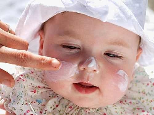 Bé bị dị ứng nổi mẩn đỏ mẹ cần có cách chăm sóc đúng để không làm tổn thương da của bé và sức khỏe bé nhanh hồi phục