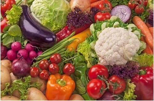 Rau củ và các loại trái cây cung cấp phong phú và đa dạng các hàm lượng vitamin tăng cường sức đề kháng