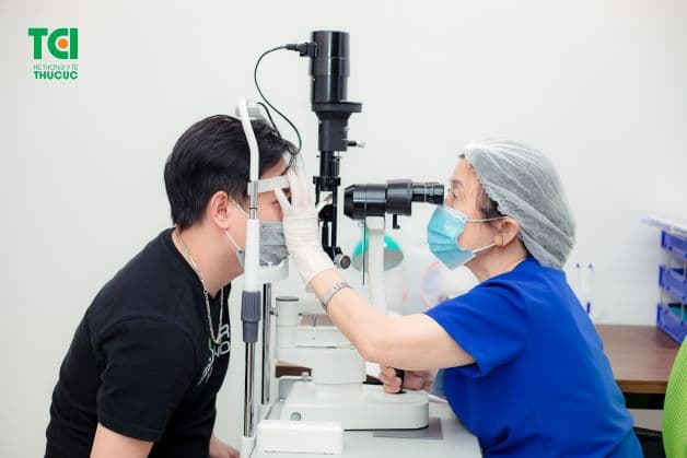 Thăm khám định kỳ là biện pháp tốt phòng ngừa chảy nước mắt khi xem tivi