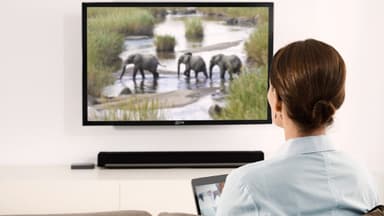 Chảy nước mắt khi xem tivi là bệnh gì? Làm sao để phòng tránh?