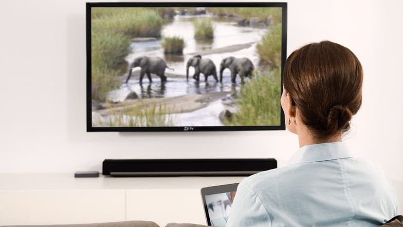 Chảy nước mắt khi xem tivi là bệnh gì? Làm sao để phòng tránh?