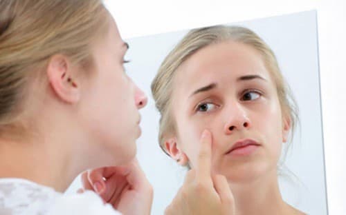 Việc dậy thì sớm khiến cho nhiều bé gái cảm thấy sợ hãi, bất an.