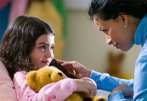 Bố mẹ nên theo dõi, chia sẻ, động viên con về những cảm nhận của tuổi mới lớn, về những vấn đề gặp phải