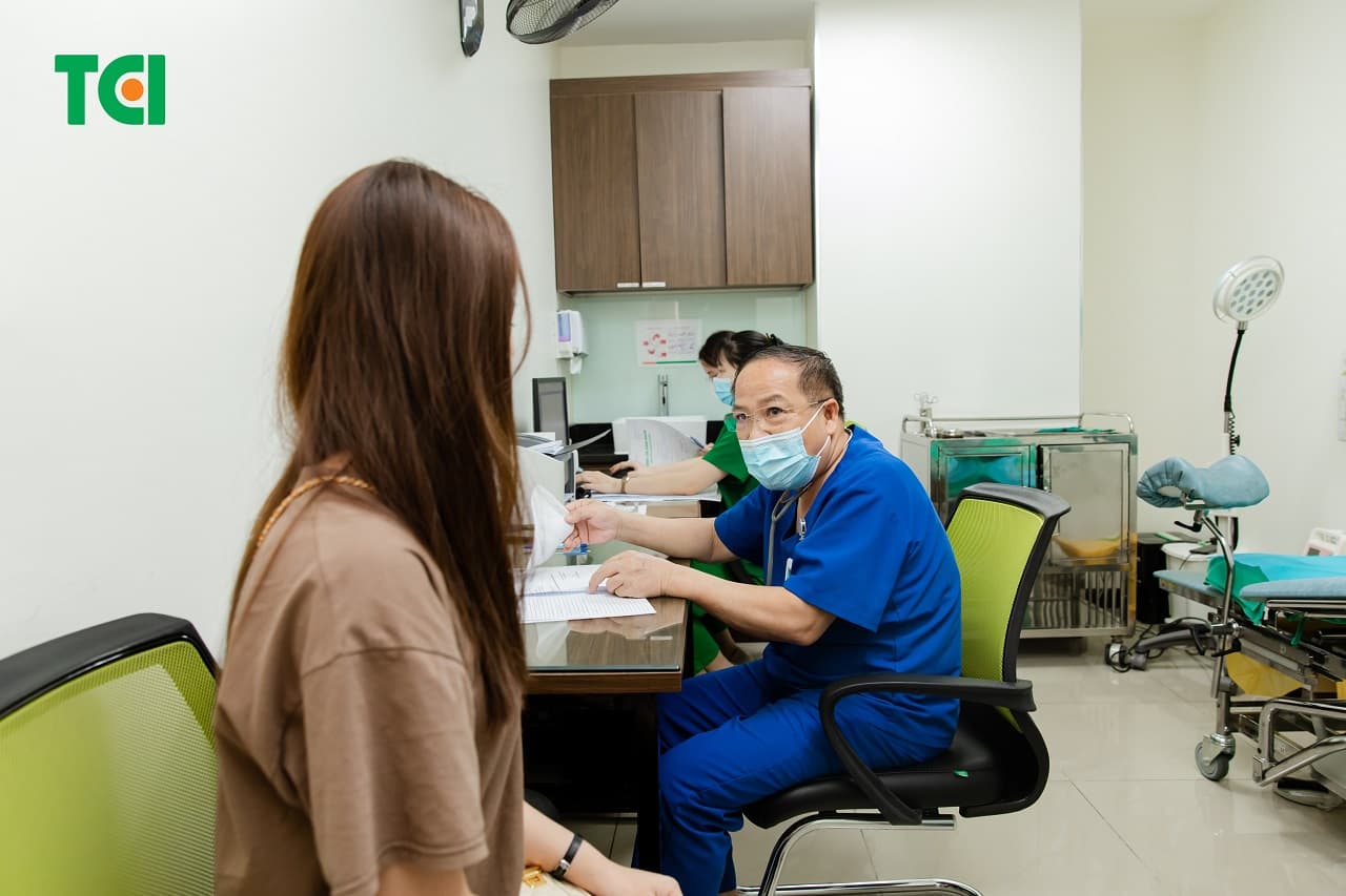 Khám phụ khoa và thực hiện điều trị theo chỉ dẫn là việc làm cần thiết giúp cải thiện tình trạng khí hư màu nâu