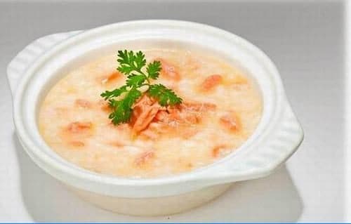 Người sau mổ trĩ nên ăn những thực phẩm mềm, lỏng dễ tiêu hóa như súp, cháo...