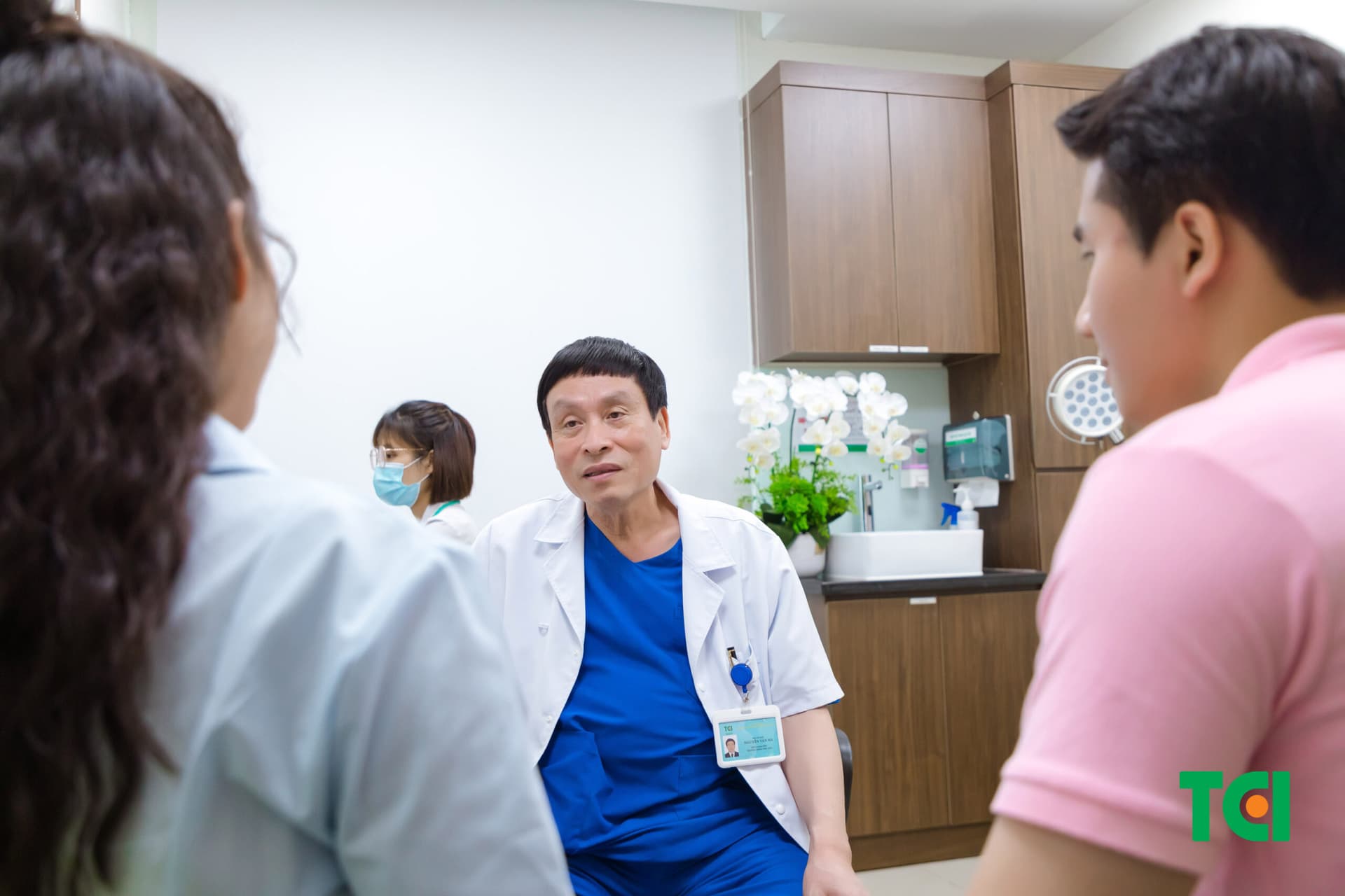 Bạn nữ nên đi khám khi trễ kinh để được bác sĩ chẩn đoán nguyên nhân và có cách xử trí đúng đắn