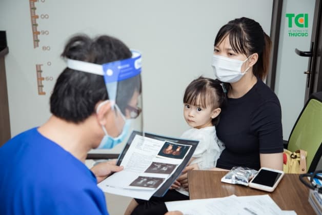 trẻ sơ sinh thở khò khè