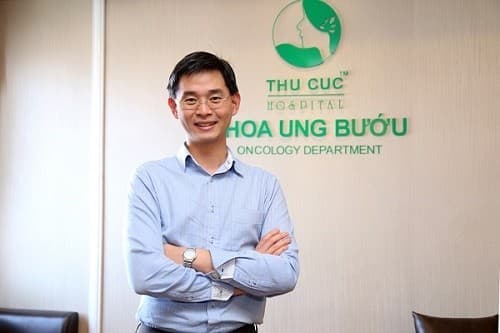 Bác sĩ chịu trách nhiệm điều trị chính bệnh ung thư tuyến tụy tại đây là TS.BS Zee Ying Kiat