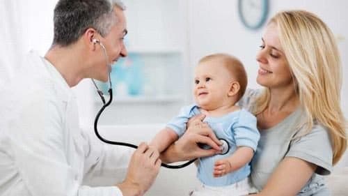 Tùy vào độ tuổi và tình trạng bệnh của từng bé mà bác sĩ sẽ tư vấn phương pháp chữa trị phù hợp