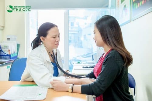 Bác sĩ bệnh viện Thu Cúc đang tư vấn thăm khám và điều trị bệnh cho người bệnh