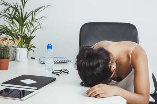 Tâm trạng căng thẳng, mệt mỏi, lo lắng, bất ổn, vùng đồi dưới hoạt động kém sẽ gây ức chế hoạt động của nội tiết tố nữ.