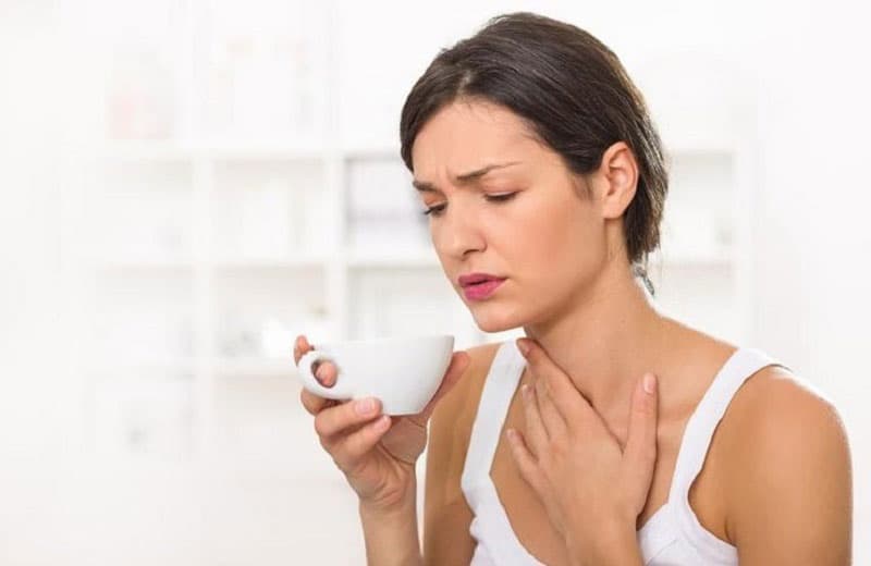 Đau khi nuốt, ngay cả với thức ăn lỏng là biểu hiện thường gặp ở bệnh nhân ung thư tuyến giáp giai đoạn cuối