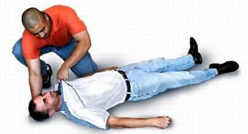 Cần cấp cứu tại chỗ người bệnh xuất huyết dạ dày đúng cách rồi đưa người bệnh tới bệnh viện gần nhất