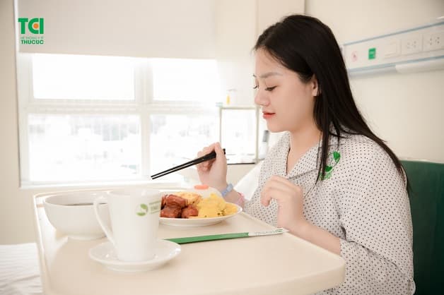 Mẹ sau sinh cần chú ý đến việc phục hồi sức khỏe, ăn uống đủ chất, cân bằng, đa dạng các loại thực phẩm