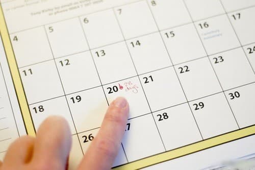 Sự chậm kinh có thể là do bạn quá lo lắng, suy nghĩ, căng thẳng… khiến rối loạn kinh nguyệt 