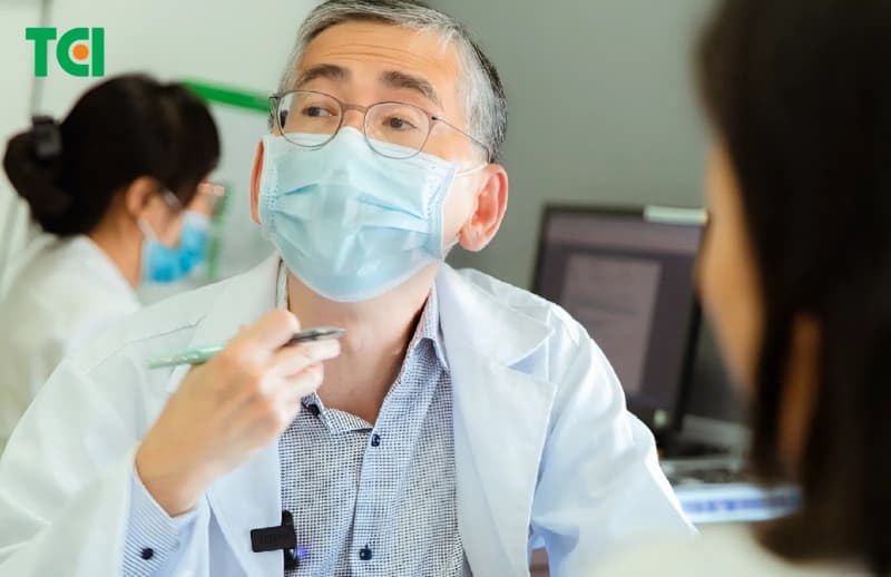 Bác sĩ kiểm tra các khối u hạch ở vùng cổ