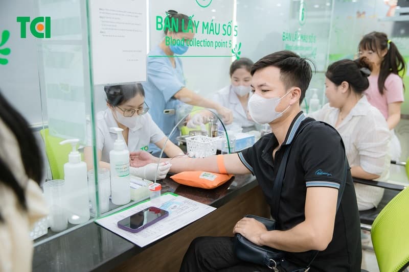 Khám sức khỏe và sàng lọc ung thư định kì có thể phát hiện bệnh ngay khi chưa có biểu hiện