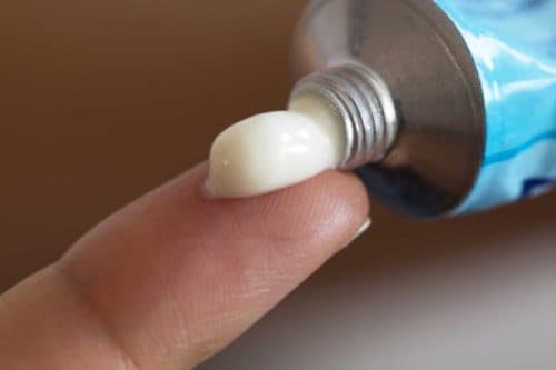 Để điều trị nứt kẽ hậu môn người bệnh có thể sử dụng thuốc uống hoặc bôi hậu môn