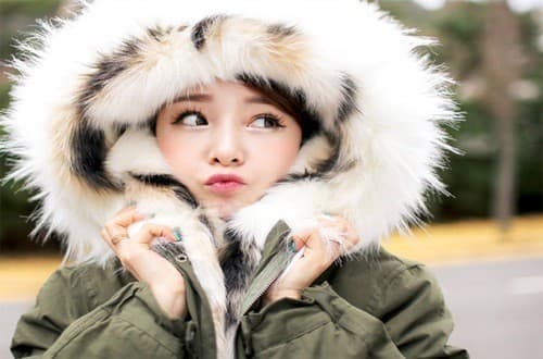 Mặc quần áo dày giữ ấm cơ thể trong mùa đông