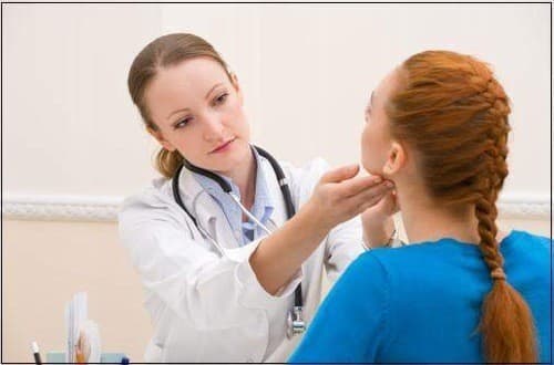 Thăm khám để được chẩn đoán và điều trị bệnh quai bị hiệu quả