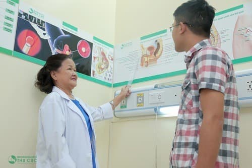 Bác sĩ sẽ tư vấn cho người bệnh hiểu rõ trước khi thực hiện cắt bao quy đầu.