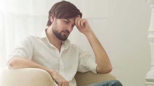 Hẹp hoặc dài bao quy đầu khiến nam giới dễ bị viêm nhiễm bao quy đầu do chất cặn bẩn, vi khuẩn tích tụ.