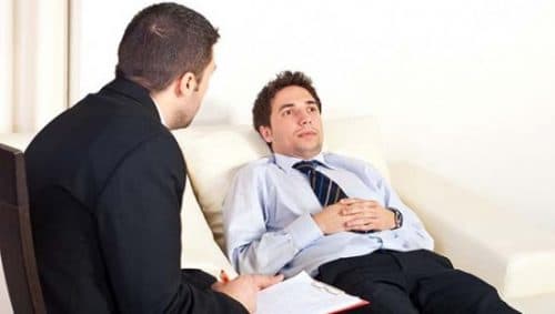 Rò hậu môn là bệnh nguy hiểm nên người bệnh cần thăm khám và điều trị theo đúng chỉ định của bác sĩ