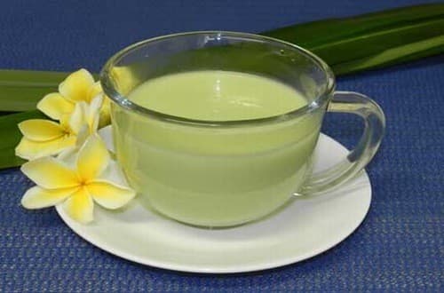 Nấu chín đậu xanh cả vỏ với 500ml nước, cho hoa cúc vào