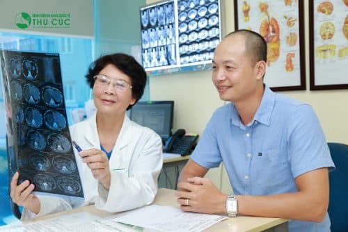 Bác sĩ bệnh viện Thu Cúc đang tư vấn điều trị bệnh cho người bệnh