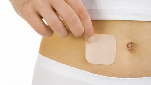 Nhiều người áp dụng cách chữa đau bụng kinh bằng việc dán cao nóng. 
