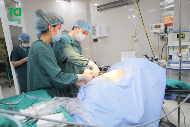 Tán sỏi niệu quản ngược dòng biện pháp loại bỏ sỏi hoàn toàn