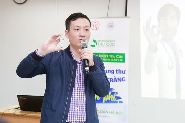 Ông Nguyễn Việt Hoàng - Điều phối viên chính của dự án hướng dẫn cách lấy mẫu