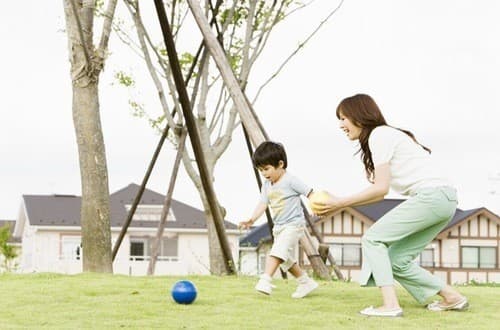 Khuyến khích trẻ hoạt động vui chơi nhiều