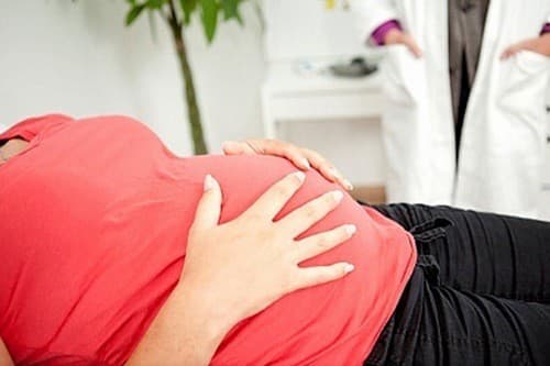 Đẻ mổ có đau không là băn khoăn của nhiều mẹ bầu.