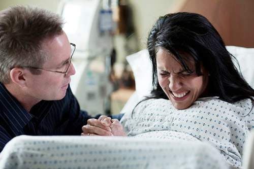 Khi có bất kì dấu hiệu chuyển dạ nào, mẹ bầu cũng cần nhanh chóng nhờ sự trợ giúp của người thân hoặc những người xung quanh để tới bệnh viện