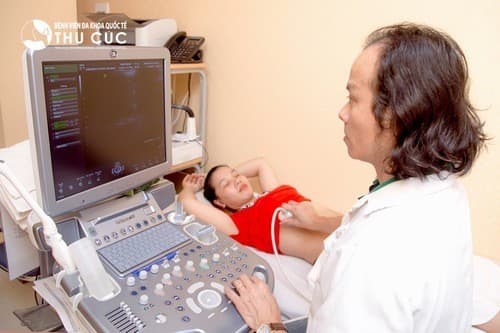 Người khám được thực hiện siêu âm, có thể siêu âm bụng hoặc qua ngả âm đạo tùy từng tình trạng.