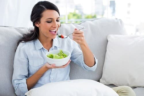 Sau sinh mổ, mẹ nên ăn nhiều rau củ và các loại trái cây an toàn.