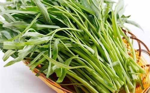 Hạn chế những thực phẩm bất lợi cho quá trình tạo sẹo dễ gây sẹo lồi như rau muống.