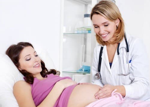 Trước thời điểm sinh, bác sĩ sẽ thăm khám kỹ lưỡng sức khỏe của thai phụ, lựa chọn hình thức gây tê hoặc gây mê.