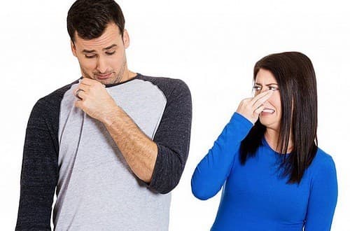 Mồ hôi có mùi khó chịu khiến bạn mất điểm trong giao tiếp