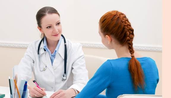 Bạn nên đến cơ sở chuyên khoa để thăm khám khi bị viêm nang lông