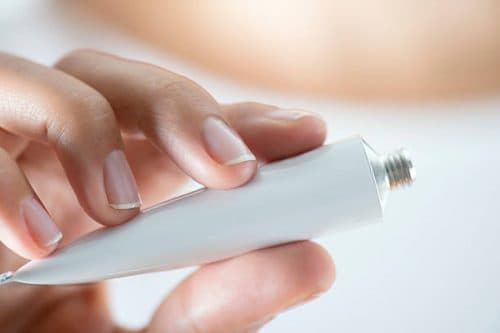 Khi bị nứt kẽ hậu môn người bệnh có thể sử dụng thuốc bôi hoặc uống theo chỉ định cụ thể của bác sĩ