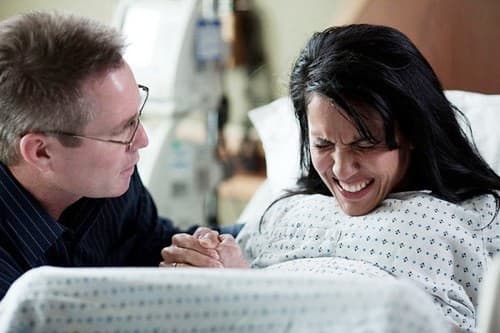 Việc sinh con tại nhà mà không đến bệnh viện nhiều chị em cho rằng mang lại những lợi ích tuyệt vời, cảm giác thoải mái hơn.