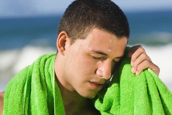 Bệnh tiểu đường, tăng tiết mồ hôi, bệnh về tuyến giáp,... có thể là những nguyên nhân dẫn đến chứng tăng tiết mồ hôi