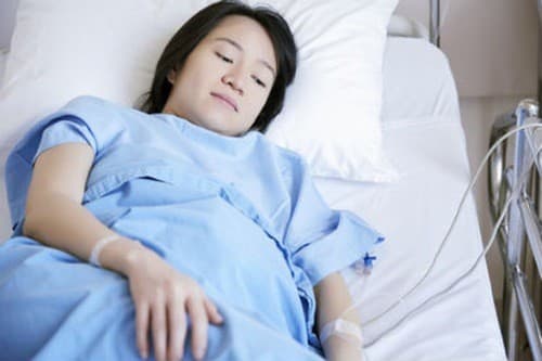 Mẹ được chăm sóc chu đáo, kiểm tra tình hình sức khỏe cẩn thận sau sinh. 