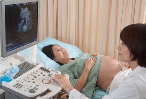 Sản phụ được theo dõi, chăm sóc, bởi đội ngũ bác sĩ sản khoa trình độ chuyên môn cao và đội ngũ hộ sinh giàu kinh nghiệm.